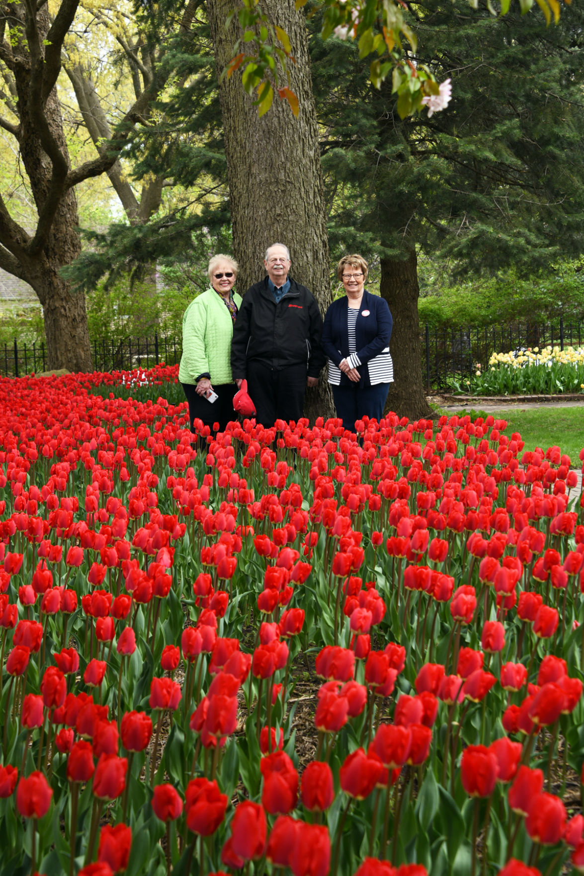 221 Linda Dose, Allen Larson, Bonnie Wilshusen in Scholte Garden..JPG